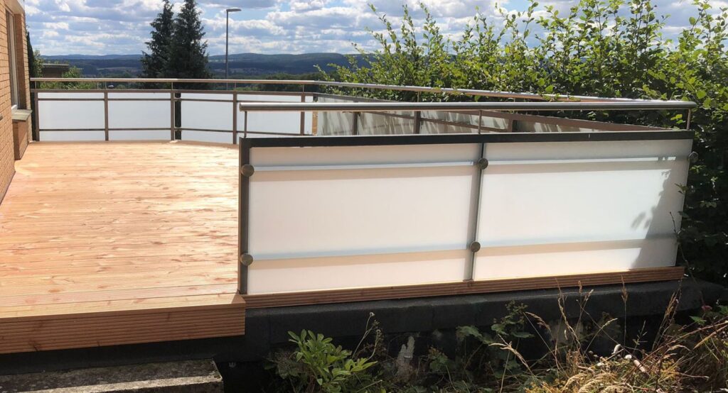 Terasse aus Holz mit Edelstahlgeländer