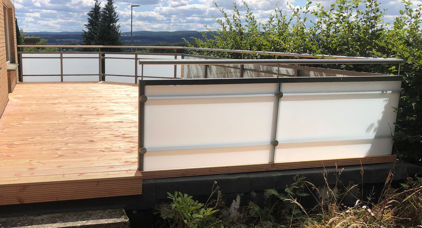 Terasse aus Holz mit Edelstahlgeländer